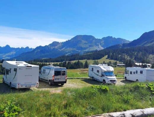 PARCHEGGIO ATTREZZATO PER CAMPER VARENA