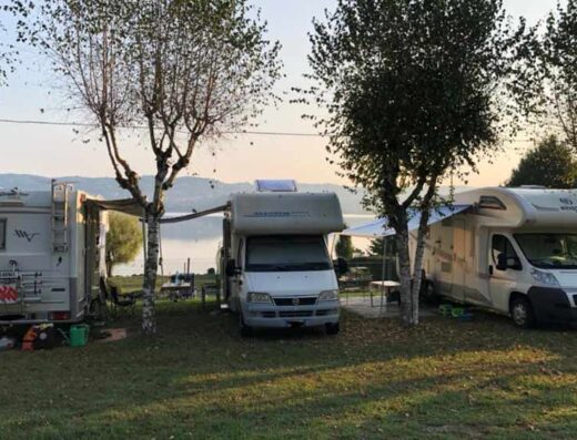 SOSTA CAMPER ACQUA DI LAGO