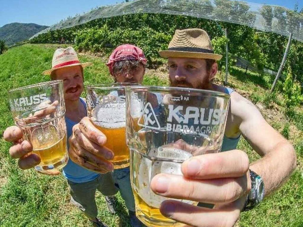 I maestri birrai del Birrificio Agricolo Kauss a Piasco (CN), dove puoi approfittare degli sconti offerti dalla tessera del PLEINAIRCLUB.
