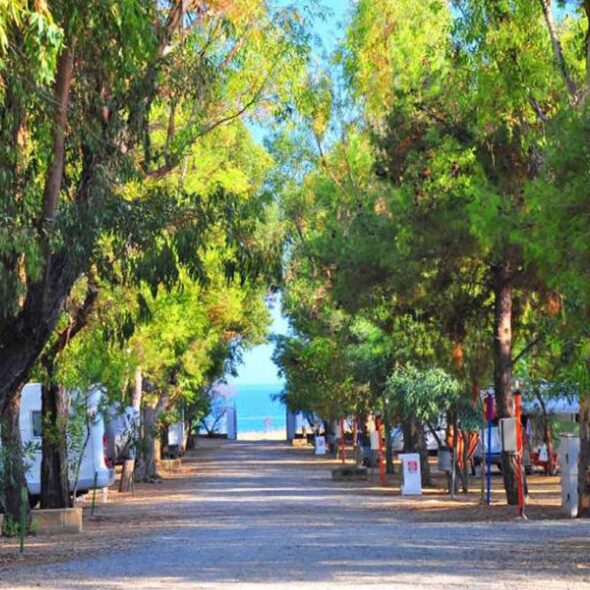 Area sosta costa splendente sul mare