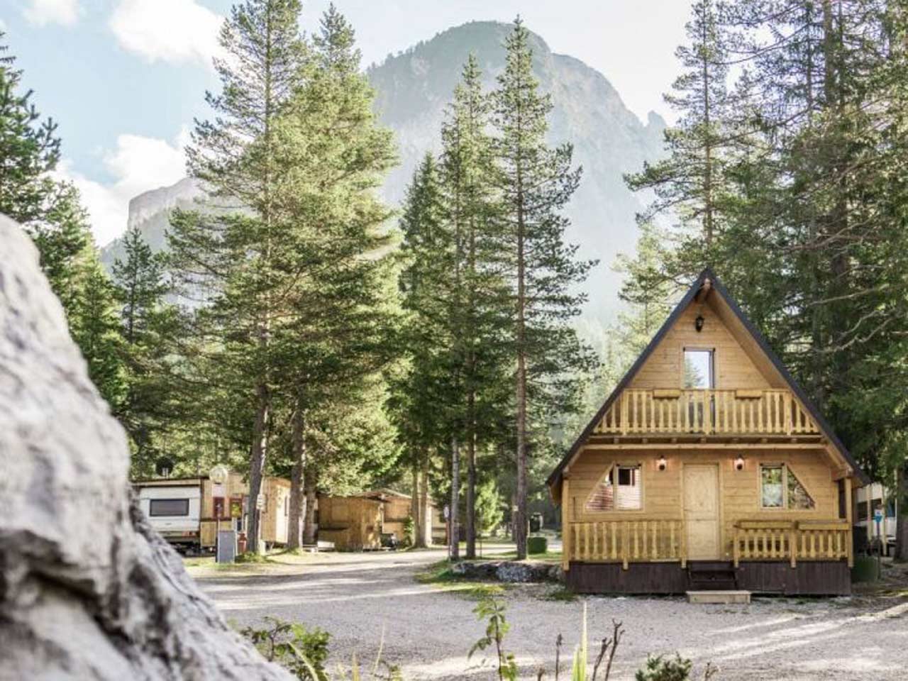 Le aree di sosta e i campeggi dove sostare in montagna: il Camping Sass Dlacia a San Cassiano (BZ).