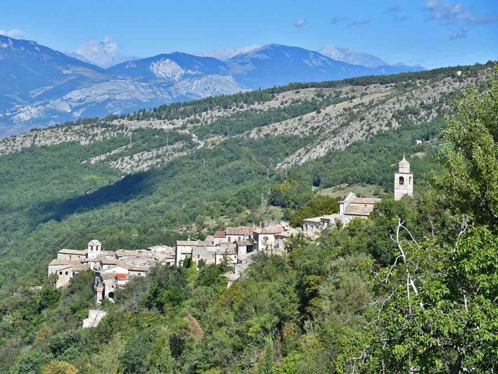 Veduta di Caramanico Terme: visitarlo è una delle cose da fare questa estate in camper suggerite dal PLEINAIRCLUB.