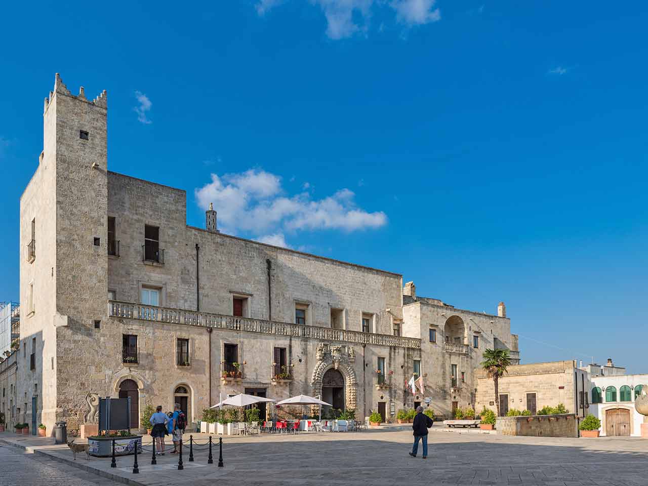 Salento in camper in bassa stagione: Piazza del Popolo e Castello Risolo a Specchia.