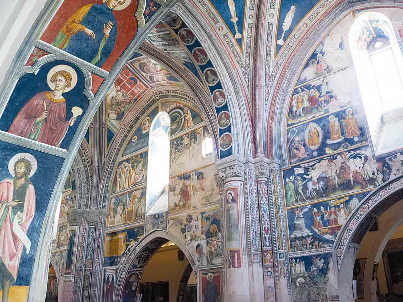gli affreschi all'interno della basilica di Santa Caterina d'Alessandria.