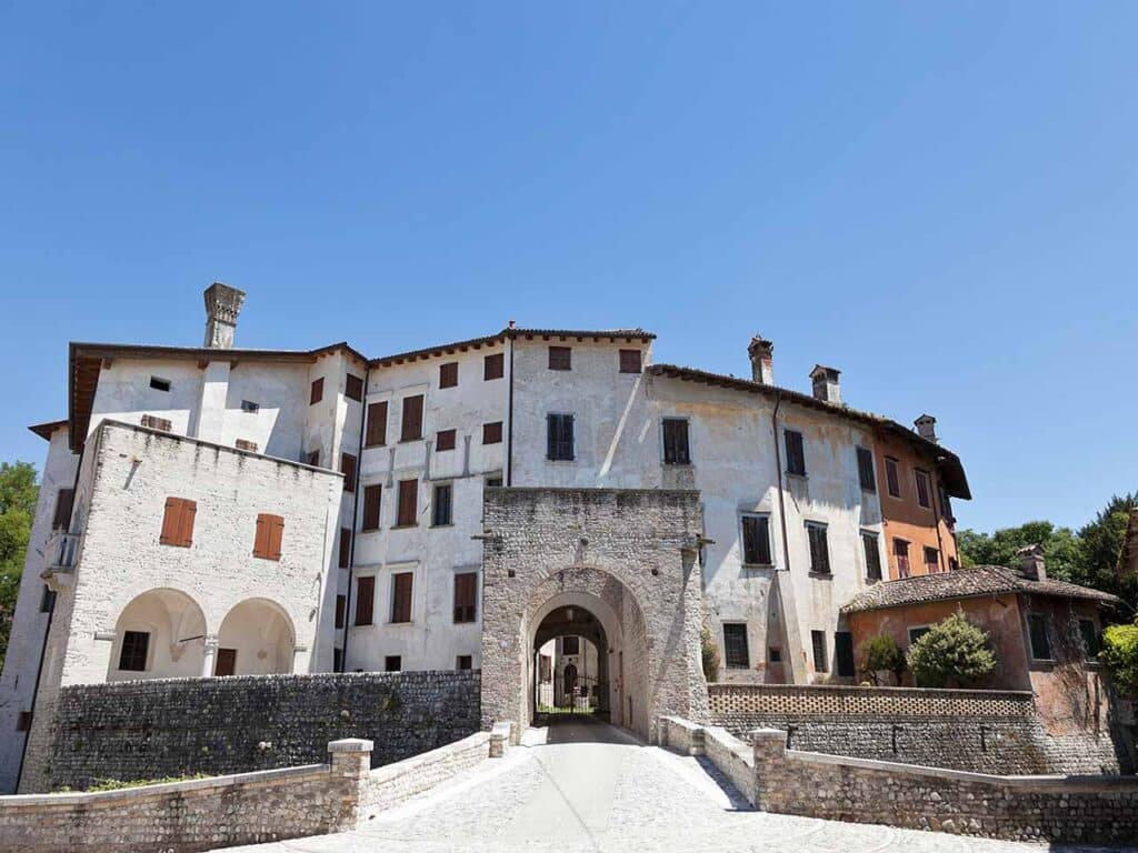 Il castello di Valvasone a Valvasone Arzene, una meta da visitare durante un weekend in camper a Pordenone e nei borghi limitrofi.