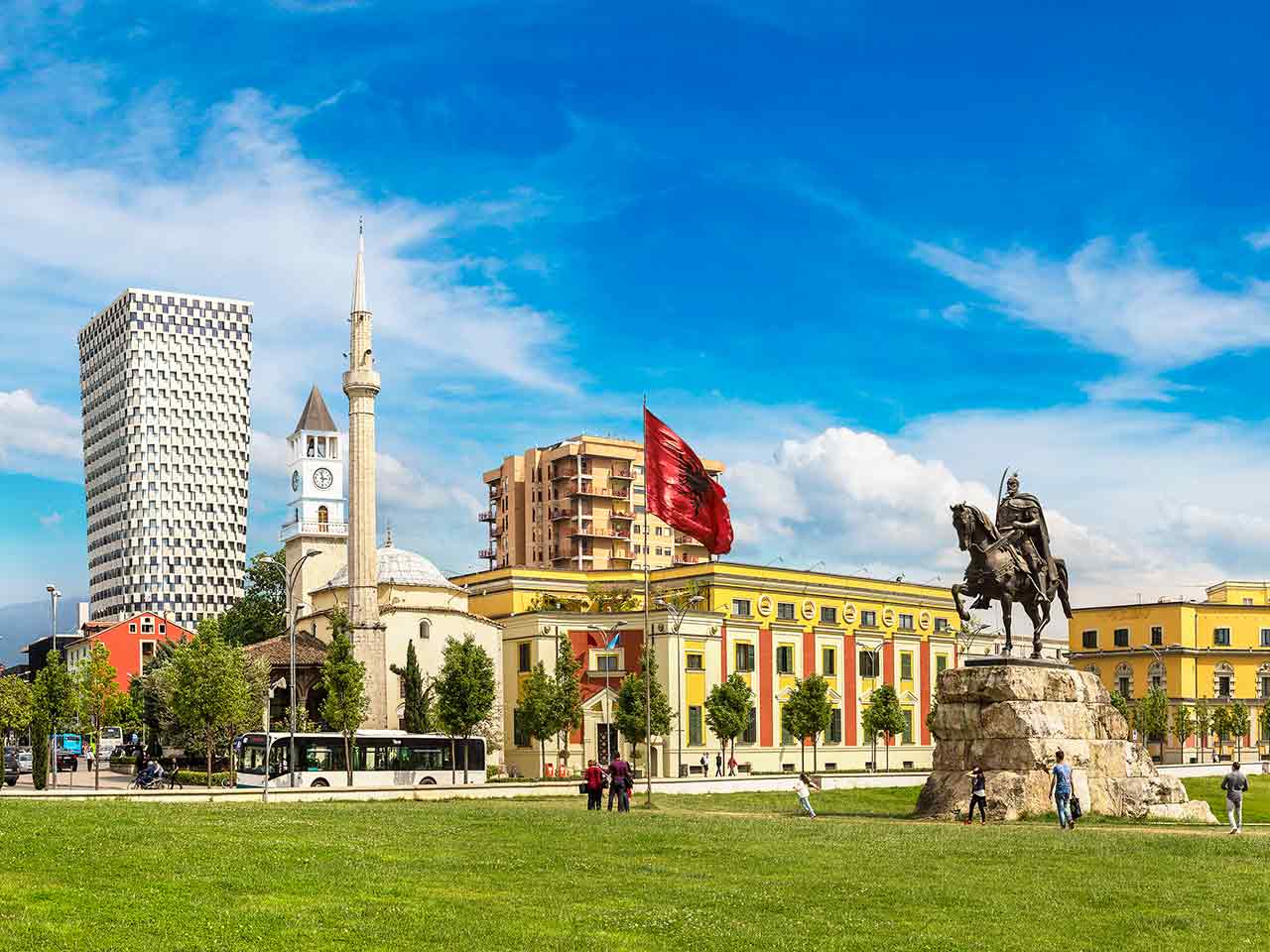 Viaggi in camper 2024: Piazza Skanderbeg a Tirana