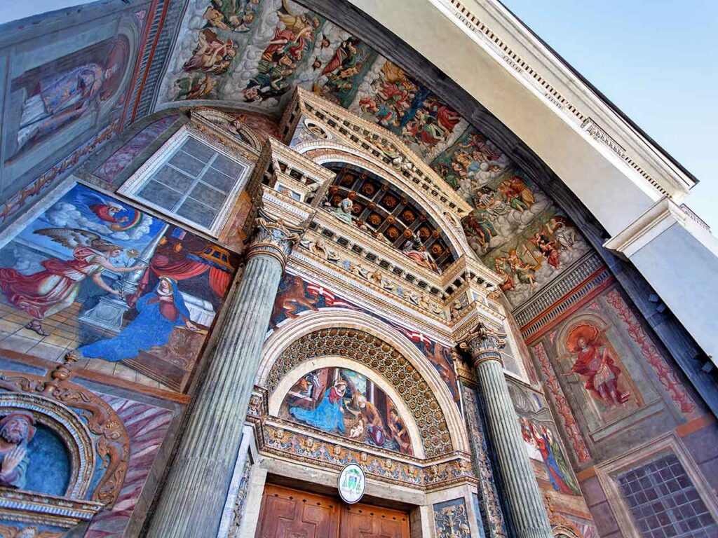 Valle d'Aosta in camper in un weekend: ingresso della Cattedrale di Santa Maria Assunta e San Giovanni Battista.