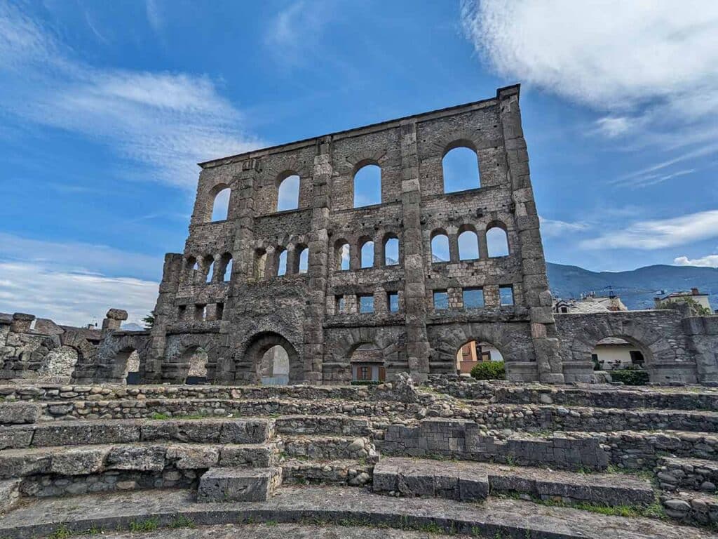 Valle d'Aosta in camper in un weekend: il teatro romano di Aosta.