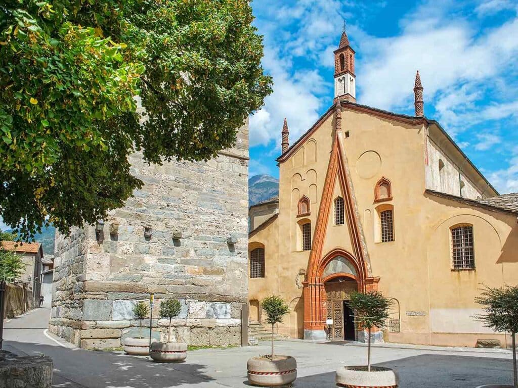 Valle d'Aosta in camper in un weekend: la collegiata dei Santi Pietro e Orso ad Aosta.