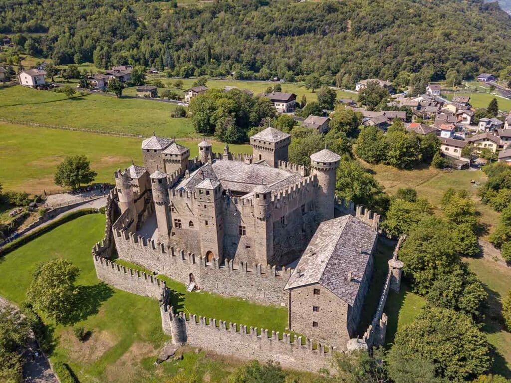 Valle d'Aosta in camper in un weekend: il castello di Fénis.