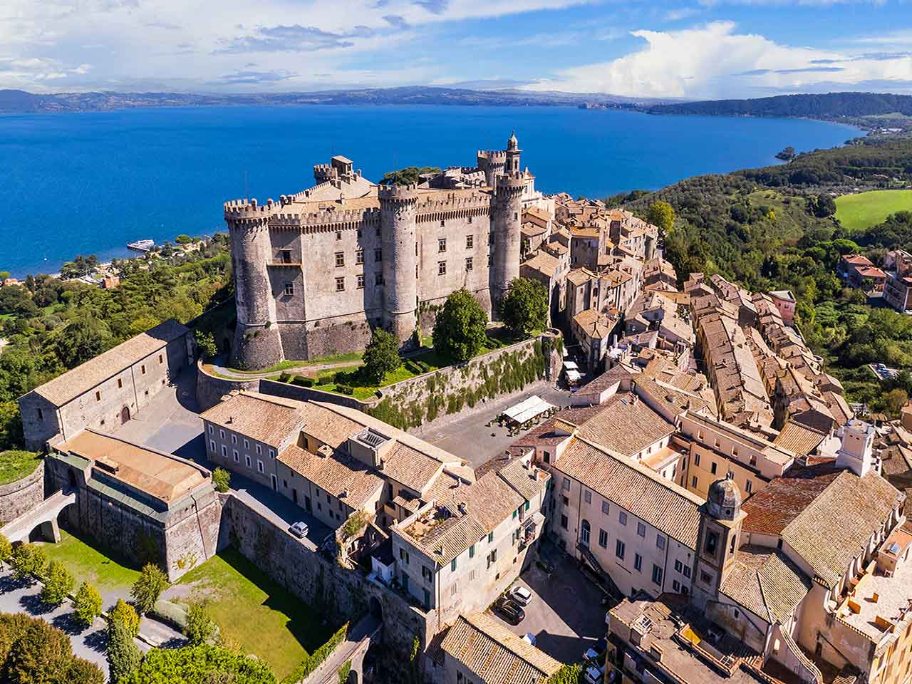 Veduta aerea del Castello Orsini Odescalchi a Bracciano, la meta principale del viaggio al Lago di Bracciano in camper proposto dal PLEINAIRCLUB.