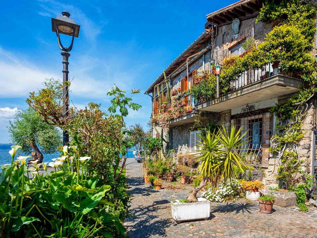 Uno scorcio del lungolago di Anguillara Sabazia, una delle mete del viaggio in camper al Lago di Bracciano suggerito dal PLEINAIRCLUB.