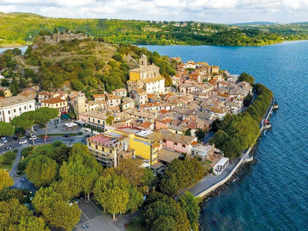 Veduta aerea di Trevignano Romano.