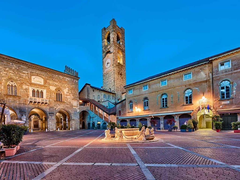 Cosa vedere in camper a Bergamo e dintorni: Piazza Vecchia a Bergamo con la Fontana Contarini al centro.