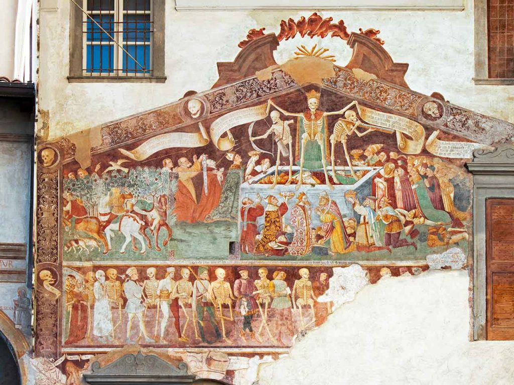 Cosa vedere in camper a Bergamo e dintorni: L'affresco della Danza Macabra sulla parete dell'Oratorio dei Disciplini a Clusone.
