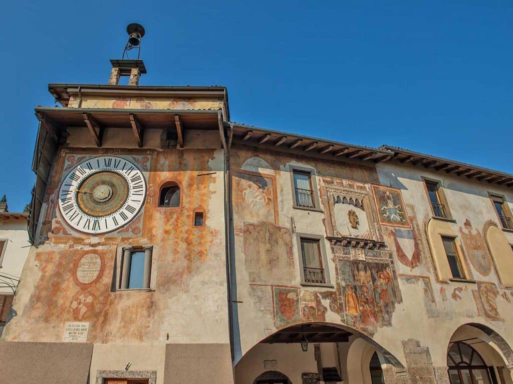 Cosa vedere a Bergamo e dintorni: la Torre dell'Orologio astronomico a Clusone.