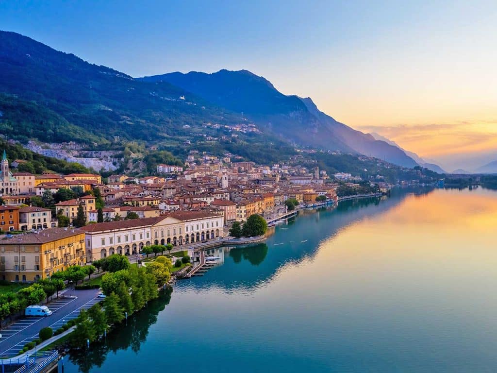Cosa vedere a Bergamo e dintorni: Lovere sul Lago d'Iseo.