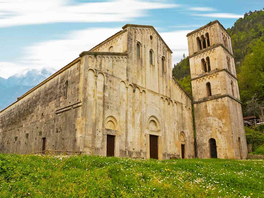 L'Abbazia di San Liberatore a Maiella situata a Serramonacesca, uno dei borghi imperdibili in provincia di Pescara consigliati dal PLEINAIRCLUB.