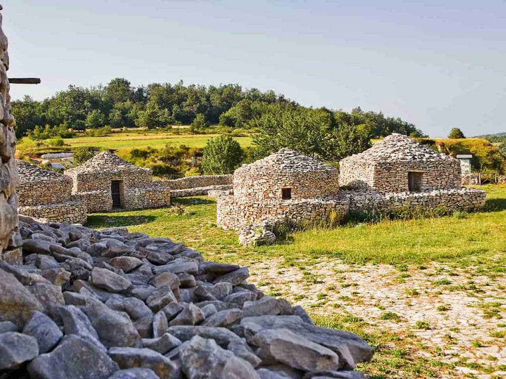 Capanne a Tholos nei pressi di Abbateggio, uno dei borghi imperdibili in provincia di Pescara consigliati dal PLEINAIRCLUB.