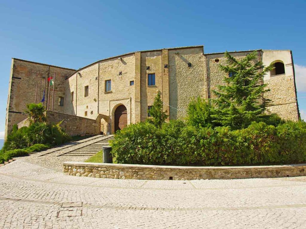 Il Castello Aliprandi De Sterlich a Nocciano, uno dei borghi imperdibili in provincia di Pescara consigliati dal PLEINAIRCLUB.