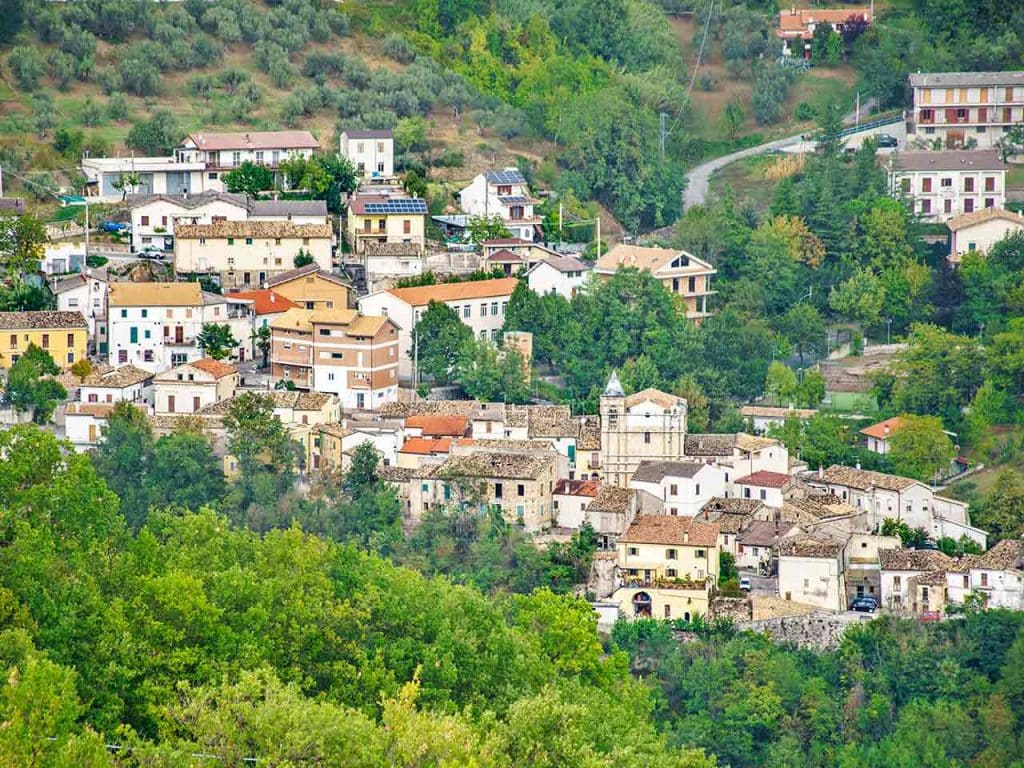 Panorama di Carpineto della Nora, uno dei borghi imperdibili in provincia di Pescara consigliati dal PLEINAIRCLUB.