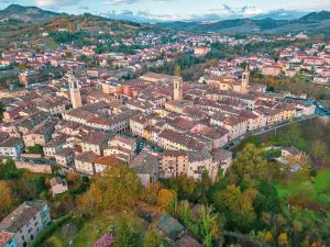 Veduta aerea di Urbania, una delle cose da vedere e delle mete da visitare in Montefeltro suggerite dal PLEINAIRCLUB.