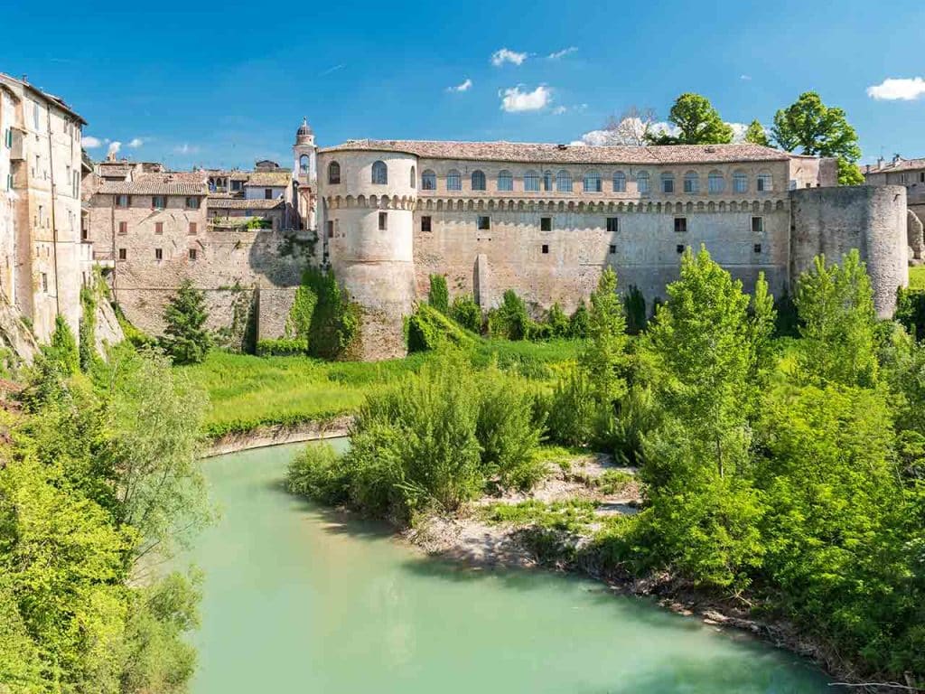 Il Palazzo Ducale di Urbania sul fiume Metauro, una delle mete e delle cose da visitare nel Montefeltro suggerite dal PLEINAIRCLUB.