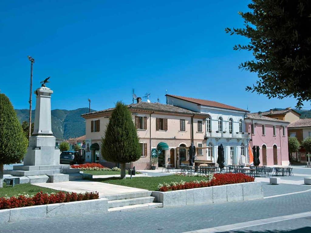 Piazza Maffei ad Acqualagna, una delle cose da vedere nel Montefeltro da non perdere suggerite dal PLEINAIRCLUB.