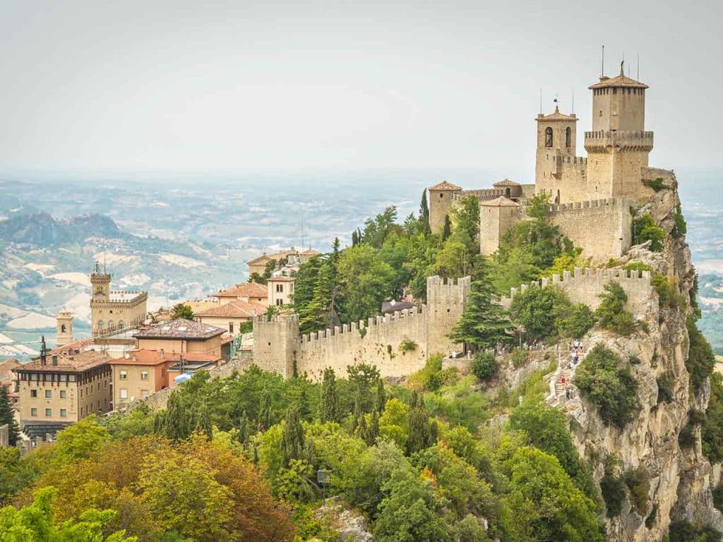 Panorama della Città di San Marino, una delle mete nel Montefeltro da non perdere suggerite dal PLEINAIRCLUB.