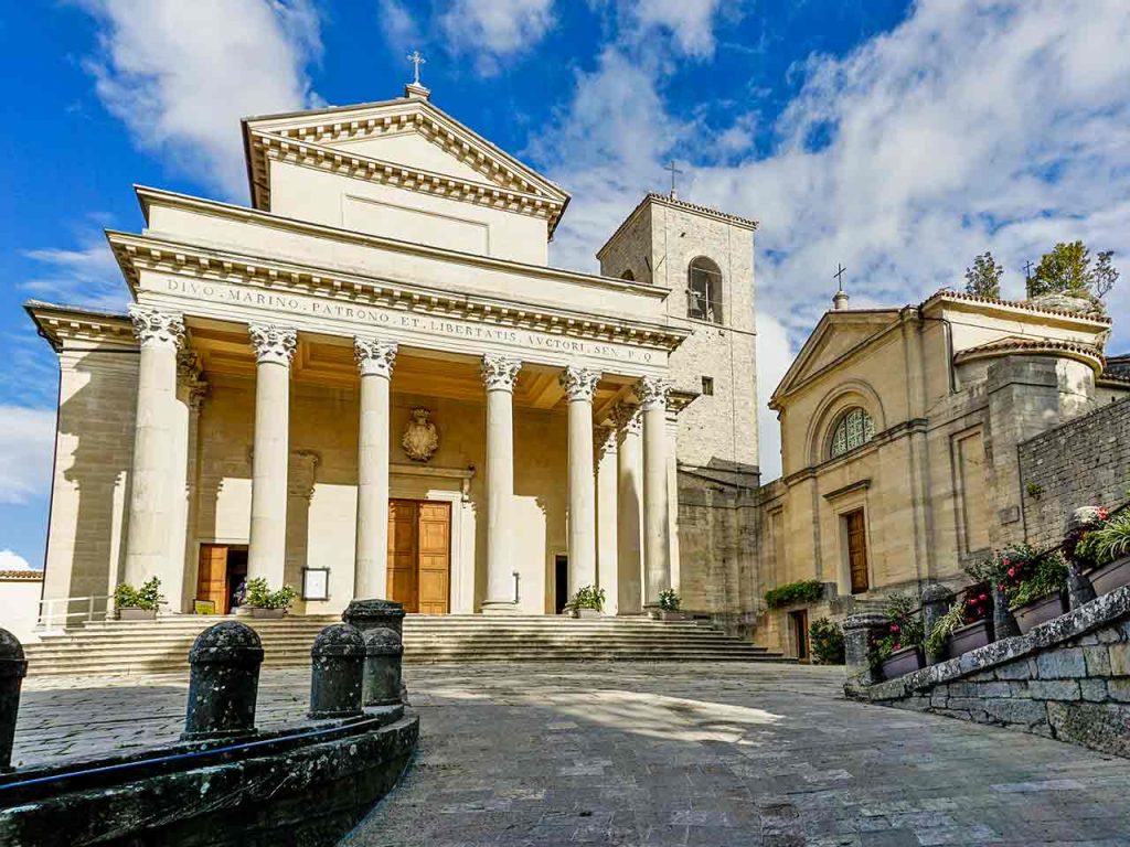 Basilica di San Marino con accanto la chiesa di San Pietro.