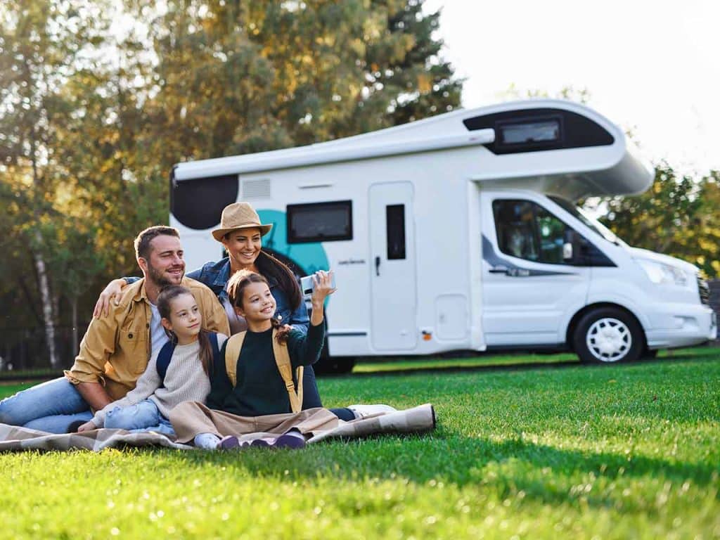 Famiglia di camperisti in un campeggio europeo.