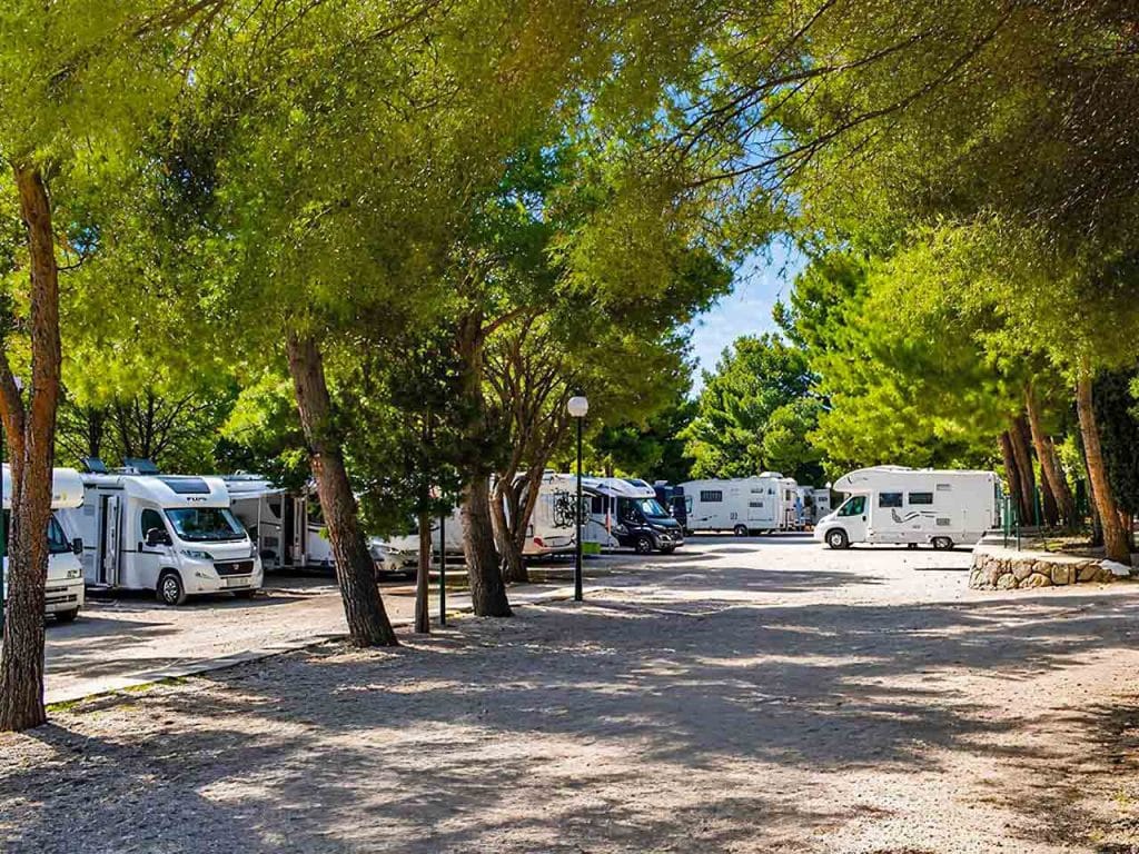 Le piazzole del Camping Car Palmasera a Cala Gonone di Dorgali (NU).