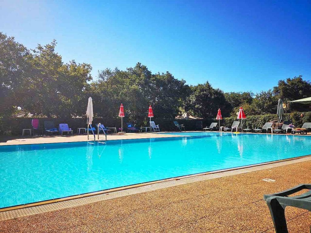 La piscina del Villaggio Campeggio Nuraghe Ruiu a Norbello (OR).