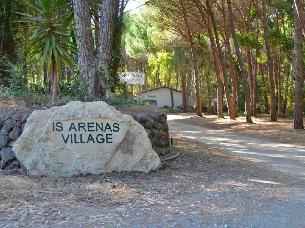 L'ingresso dell'Is Arenas Camping Village, uno dei campeggi in Sardegna da non perdere suggeriti dal PLEINAIRCLUB.