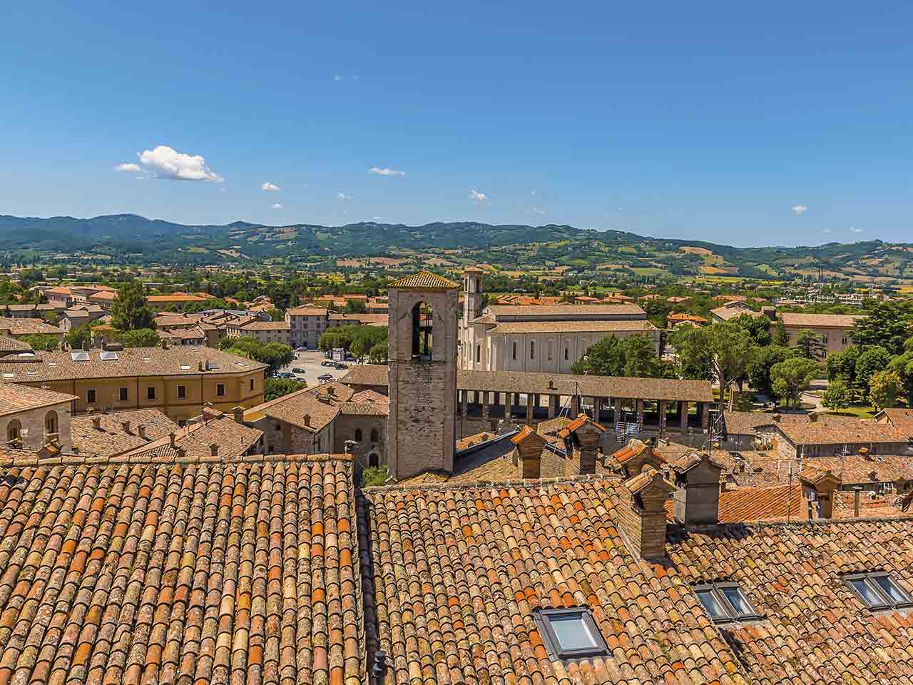 Gubbio, Loggia dei Tiratori e Chiesa di San Francesco - In viaggio con Giuseppe verso Gubbio