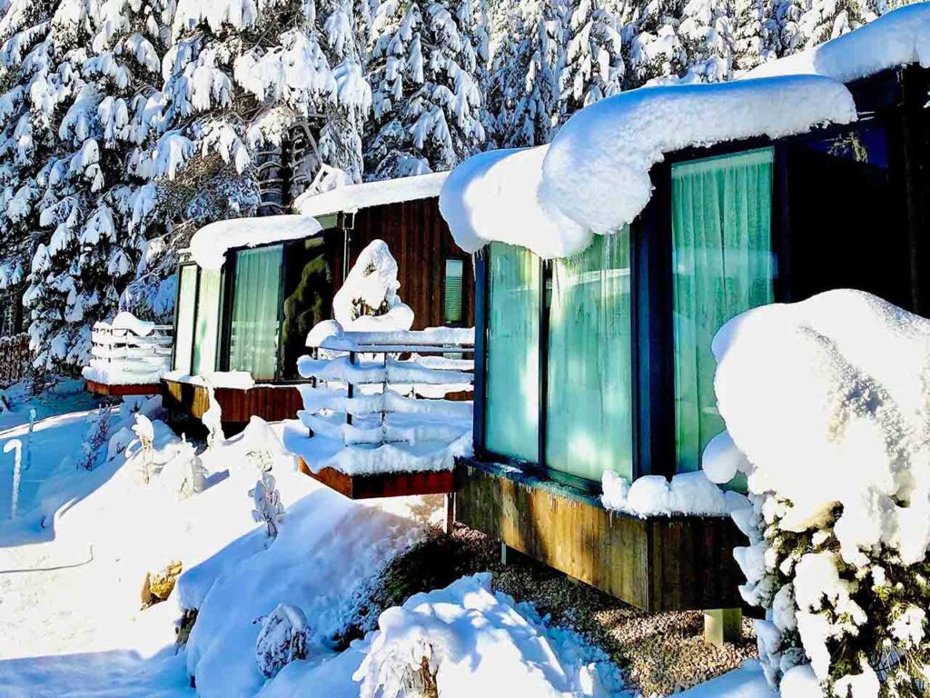 Gli SkyView Chalet del Camping Toblacher See a Dobbiaco (BZ), un'ottima soluzione per vivere il glamping sulla neve.