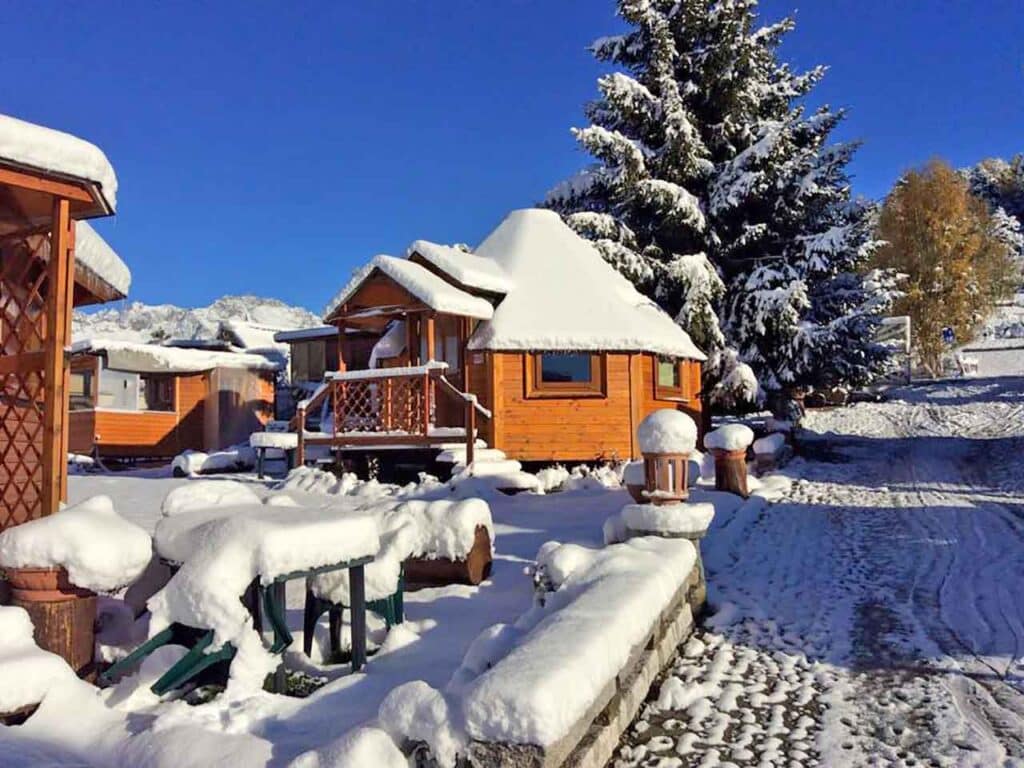Gli chalet del DalaiLama Village a Chatillon (AO), un'ottima soluzione per vivere il glamping sulla neve.