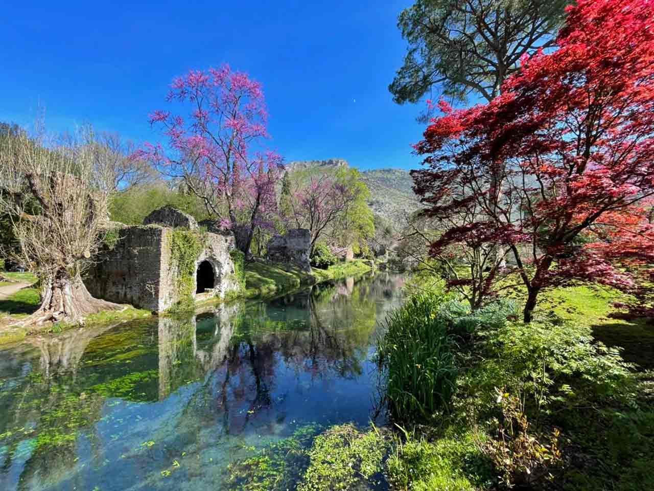 Giardino di Ninfa - 5 giardini da visitare in camper