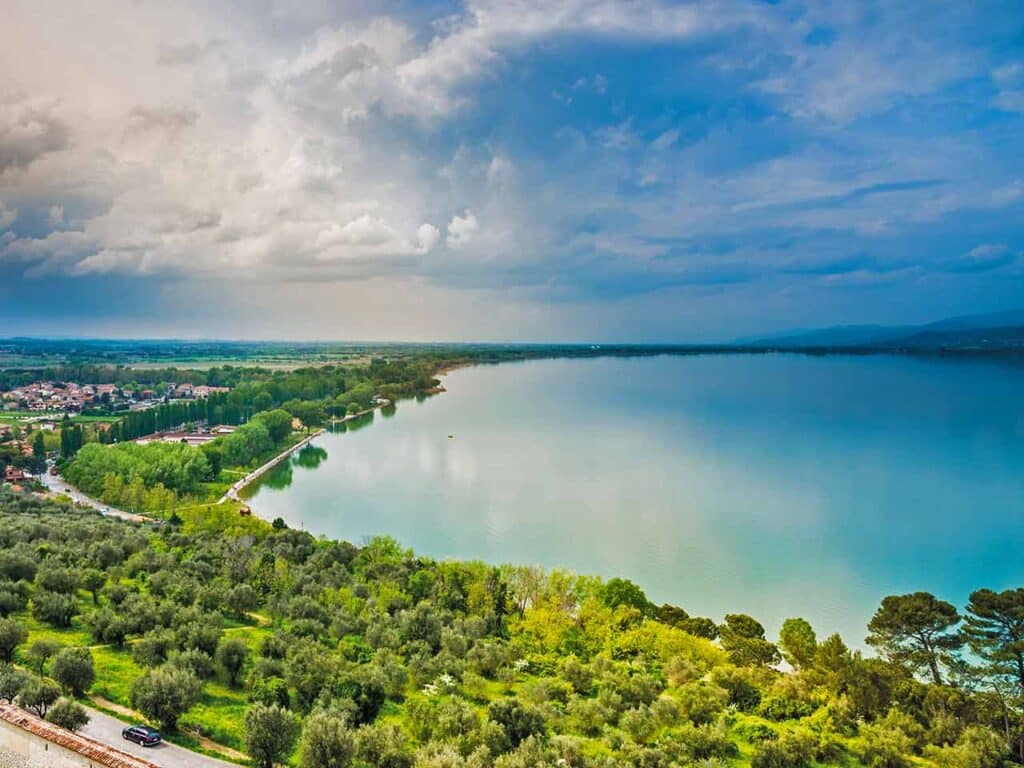 Veduta aerea del Lago Trasimeno, uno dei luoghi da visitare a Ferragosto in camper consigliati dal PLEINAIRCLUB.