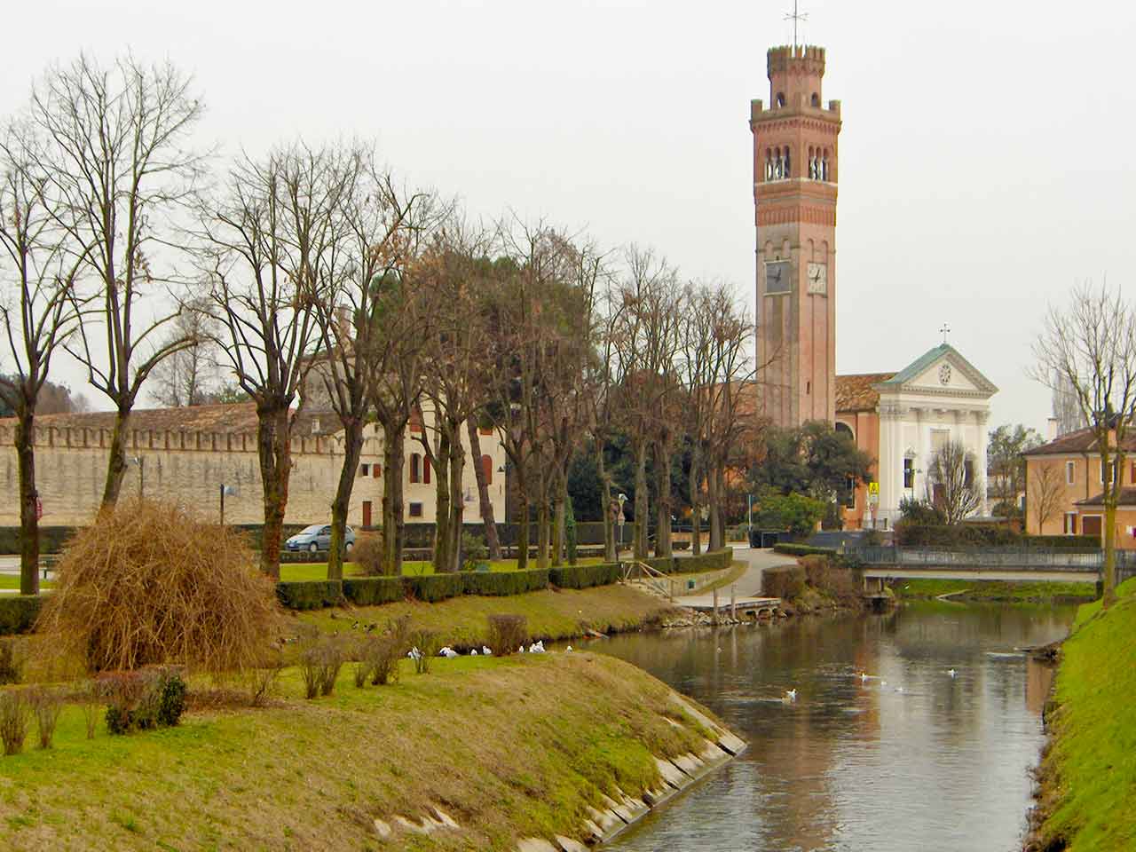 La chiesa di Ognissanti a Roncade, che puoi visitare in un weekend in camper a Treviso e dintorni.