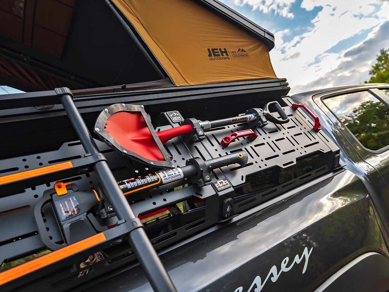 Il modulo overlanding dell'Hennessey Mammoth 1000 TRX comprende anche un'ascia e una vanga sul portapacchi.