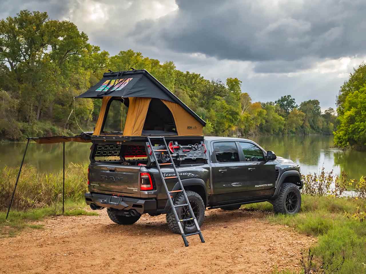 Prospettiva posteriore della versione camper dell'Hennessey Mammoth 1000 TRX.
