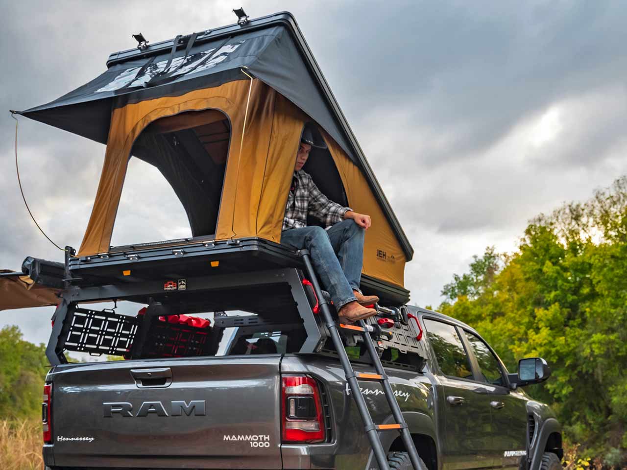 La tenda da tetto montata sul modulo camper dell'Hennessey Mammoth 1000 TRX.
