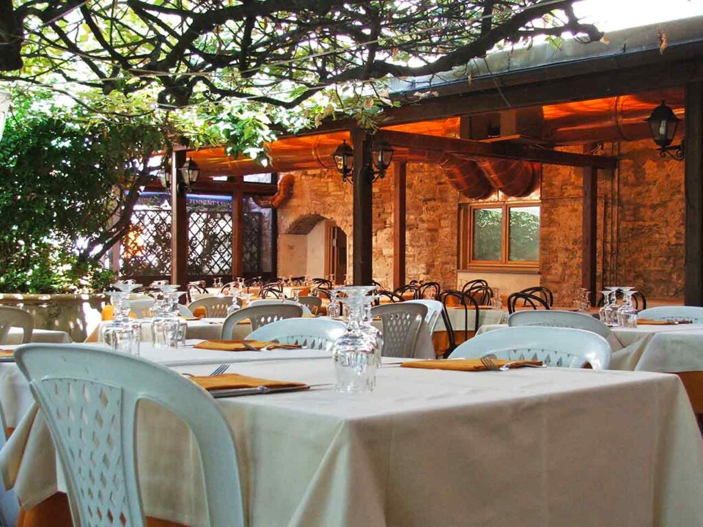 10 cose da fare a Gubbio con la tessera del Club: gustare i prodotti tipici al Ristorante La Balestra.