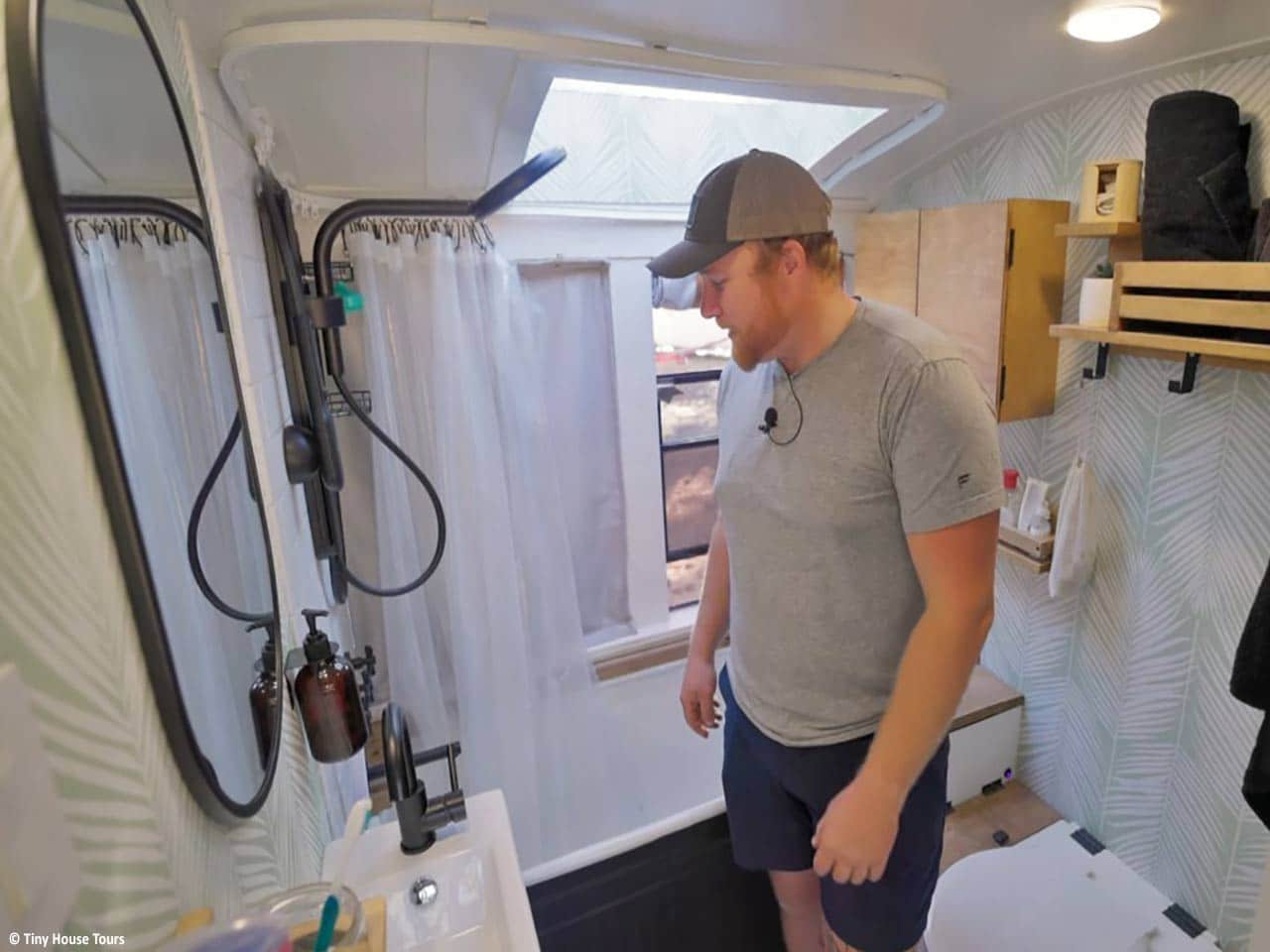 Mike mostra il bagno di Irwin, il camper scuolabus.