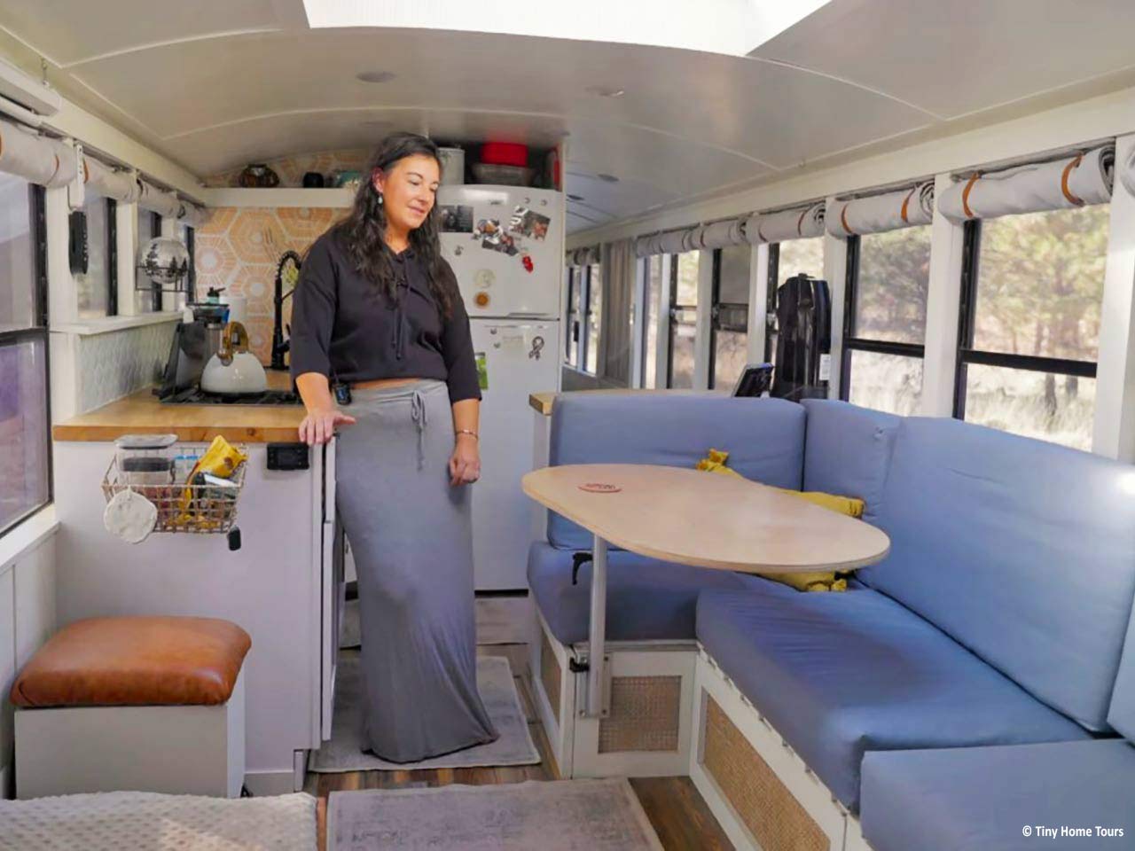 Mandi mostra la dinette di Irwin, il camper scuolabus