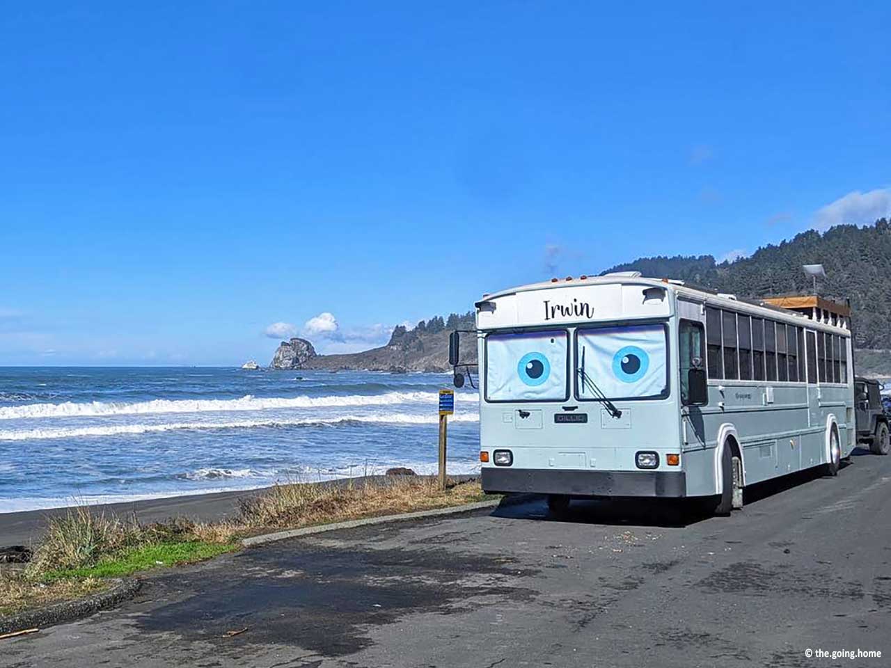 Irwin, il camper scuolabus dagli occhi azzurri