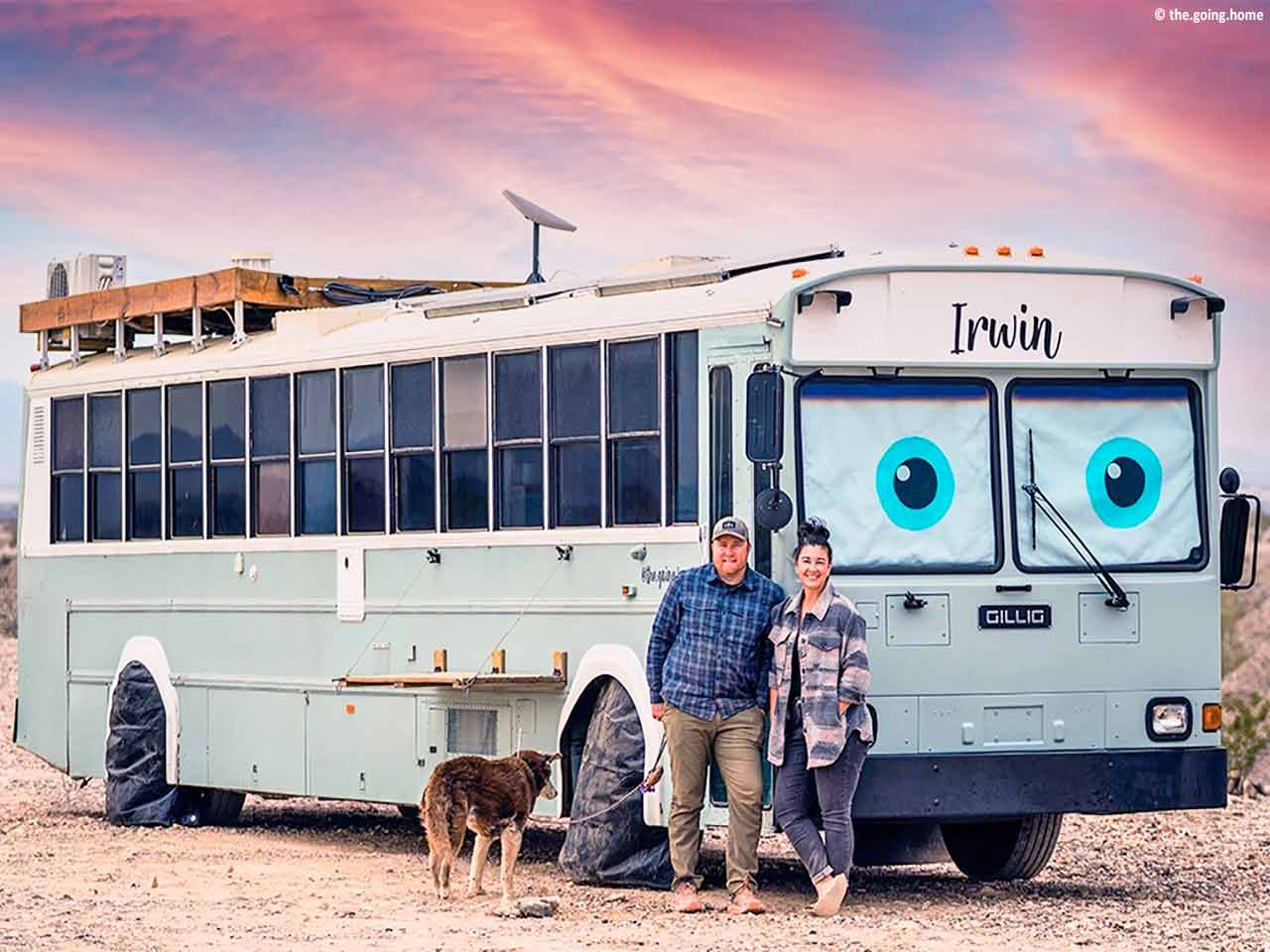 Mike e Mandi con la loro creatura Irwin, il camper scuolabus dagli occhi azzurri