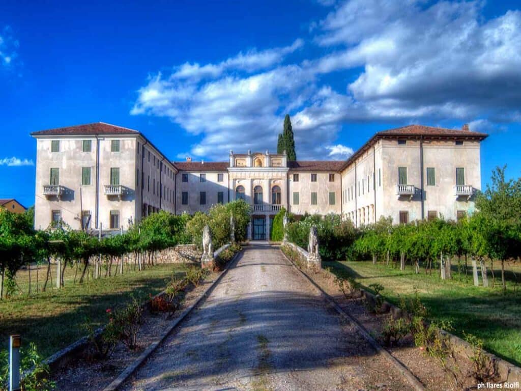 Villa Costanza a San Pietro in Cariano, una tappa da non perdere in un viaggio in Valpolicella in camper.