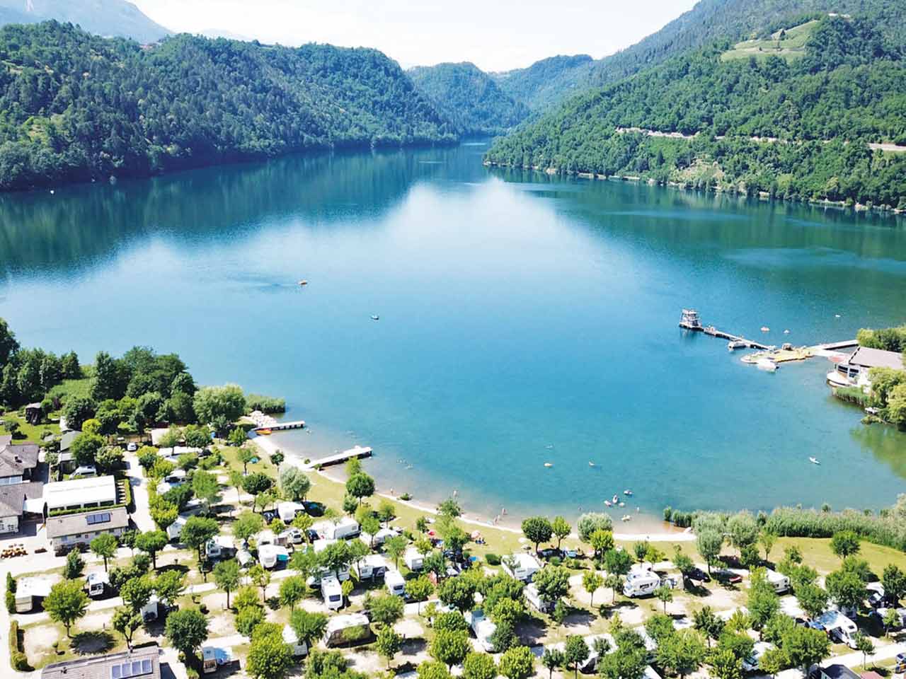 I migliori campeggi sulla App PLEINAIRCLUB: il Lago di Levico Camping Village a Levico Terme (TN).
